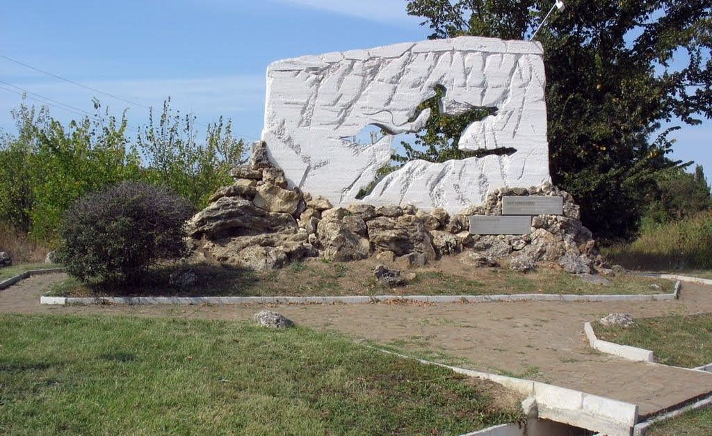 Памятник Алиму, установленный на феодосийской трассе у поворота в село Копюрликой Черемисовка