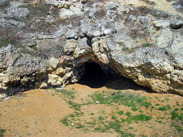 Симферополь. Алимова пещера под обрывами Петровских скал