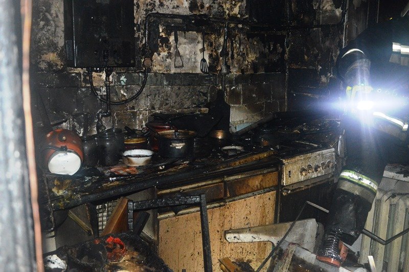 Газ после пожара. Пожар на кухне. Сгоревшая кухня. Кухня после пожара. Сгоревшая плита.