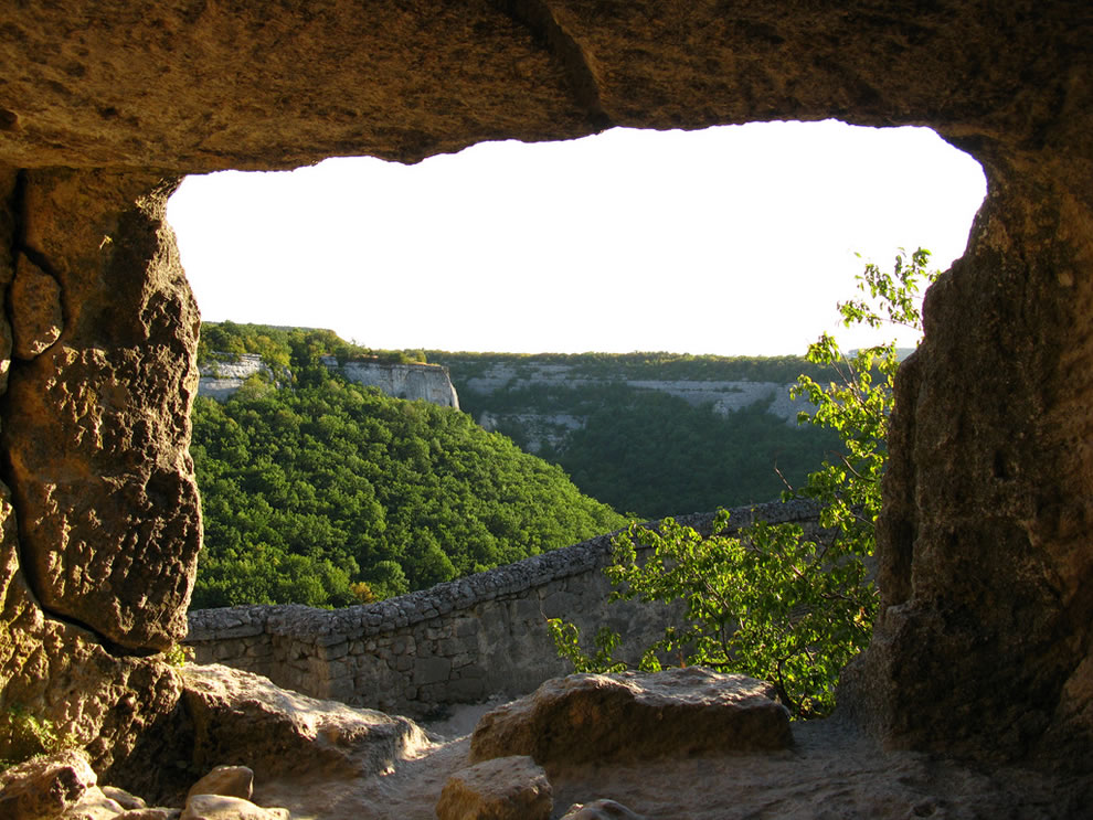 chufut-kale-cave-city-crimea-a-fortress-in-the-middle-ages