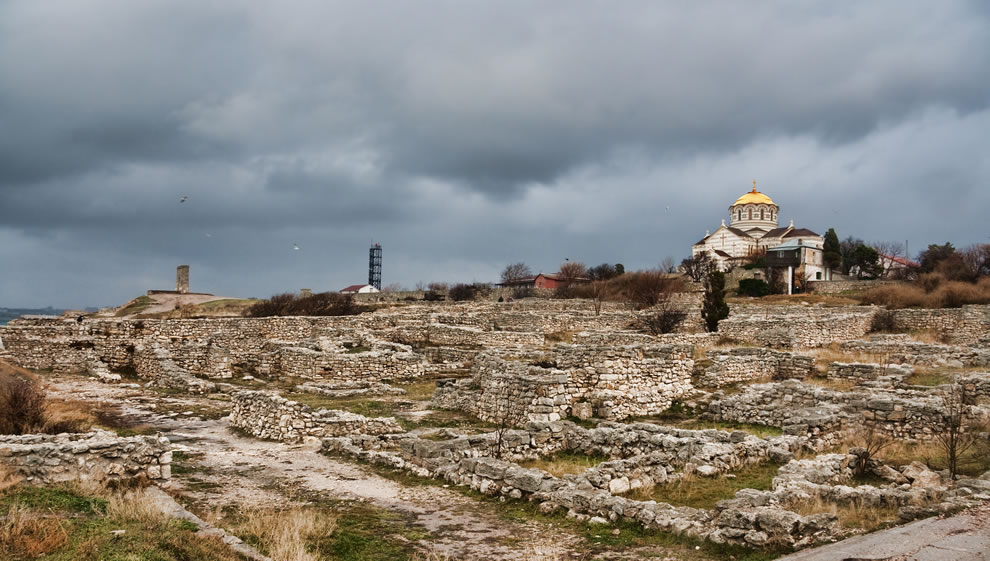 st-vladimirs-cathedral-overlooks-the-extensive-excavations-and-ruins-of-chersonesos-crimea