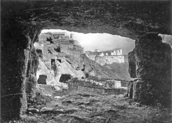 Фотография Василия Сокорнова. Мертвый город Чуфут-Кале, близ Бахчисарая, 1911 год.