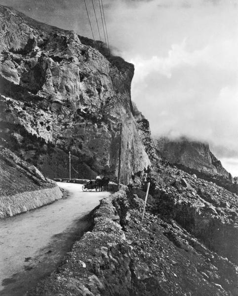 Фотография Василия Сокорнова. Шоссе на южном берегу. (Близ Байдарских ворот), 1916 год.