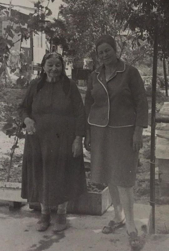 1973 г., Сырдарья. Гульшерфе-бита с дочерью Сюндус перед первым возвращением в Крым.
