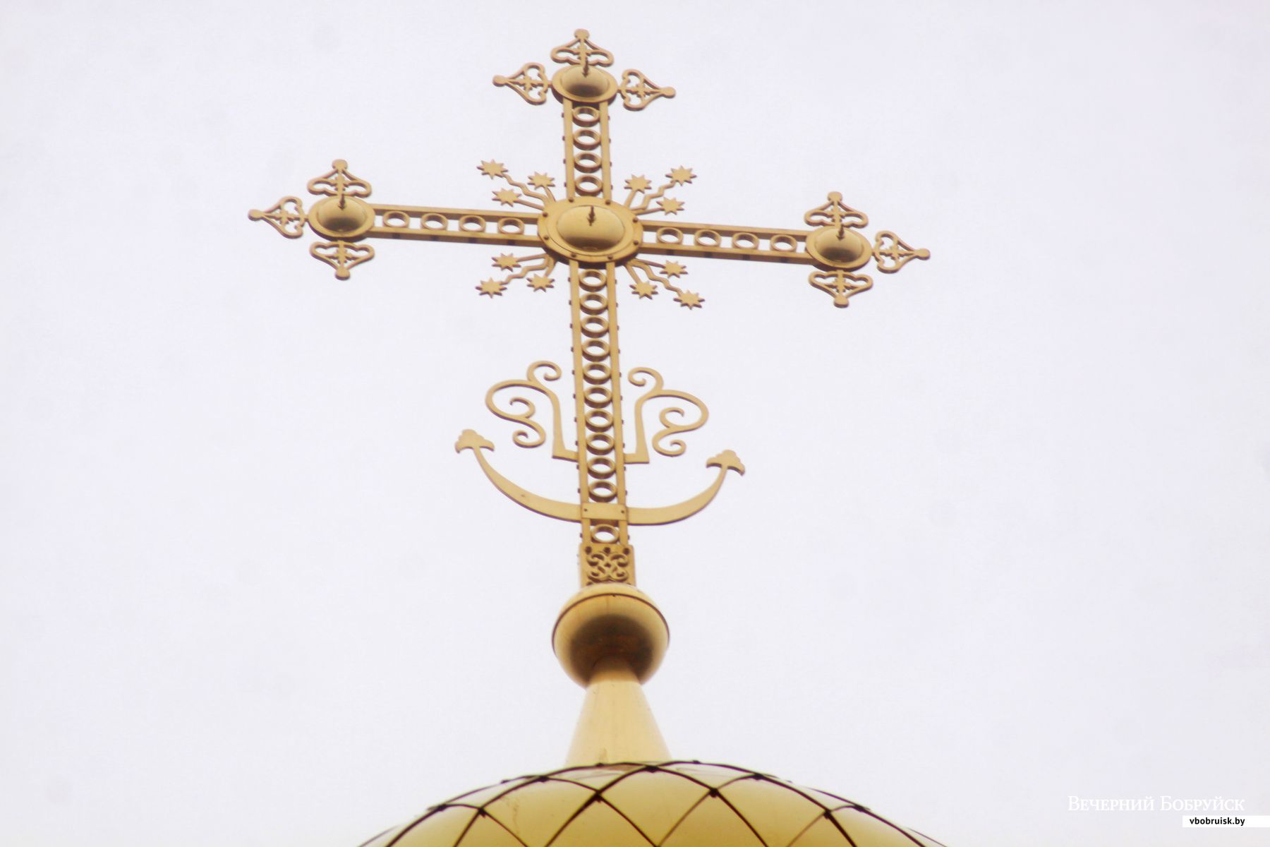 Почему на православных крестах полумесяц. Православный накупольный крест. Накупольный крест с полумесяцем. Православный крест на храме. Крест на куполе.